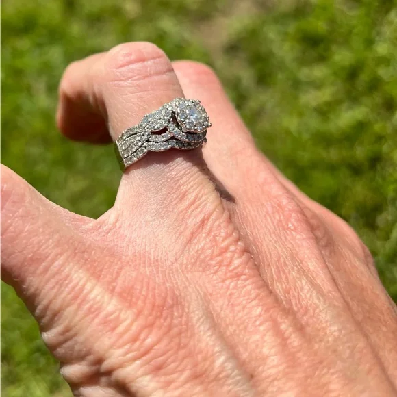 Kay Jewelers white gold wedding ring set. - Picture 3 of 5